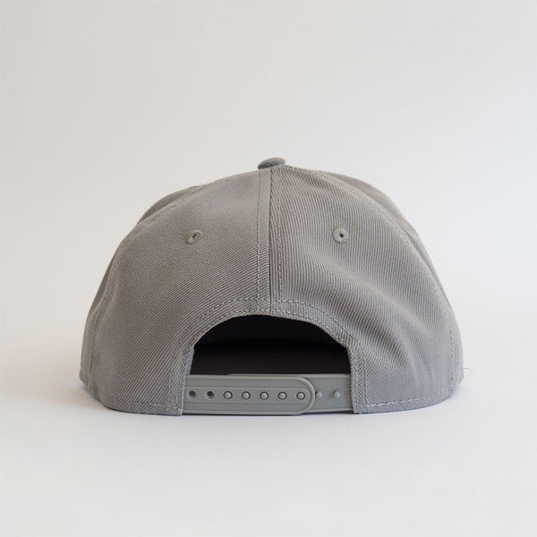 Rückansicht der grauen veercrew Snapback Cap "Beacon" mit verstellbarem Verschluss