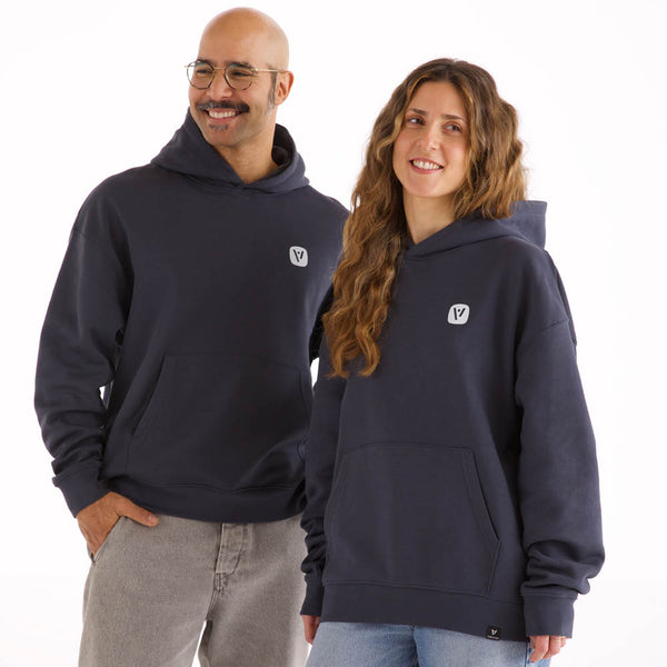 Mann und Frau in dunkelgrauer veercrew Hoodie "Current" mit kleinem Logo-Print, Vorderansicht