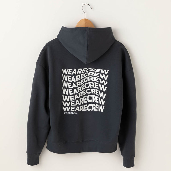 Dunkelgraue veercrew Hoodie "Current" auf Kleiderbügel, Rückansicht mit großem "WEARECREW" Schriftzug