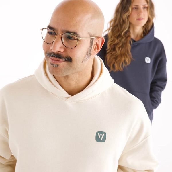 Nahaufnahme von Mann und Frau in veercrew Hoodie "Current", der Mann in Naturweiß, die Frau in Dunkelblau