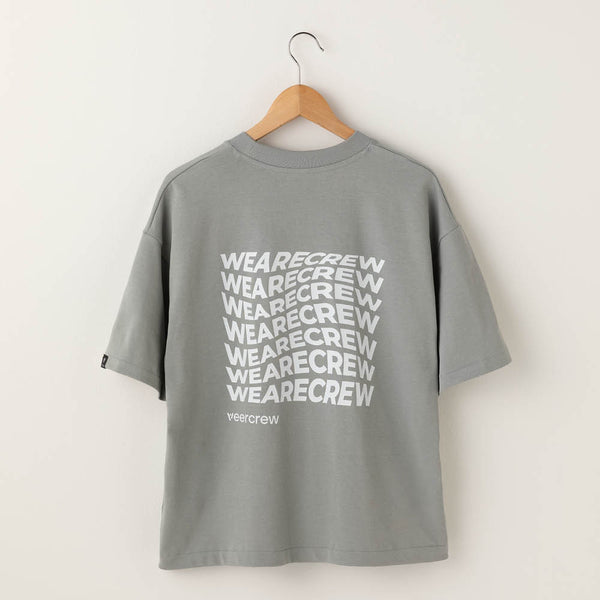 Graues veercrew T-Shirt "Statement" auf Kleiderbügel, Rückansicht mit großem "WEARECREW" Schriftzug