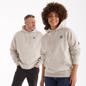 Frau und Mann in hellgrau melierter veercrew Hoodie "Armor" mit kleinem Logo-Print, die Frau vorne, der Mann dahinter