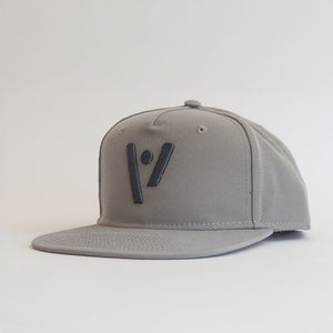 Graue veercrew Snapback Cap "Beacon" mit gesticktem Logo und geradem Schirm