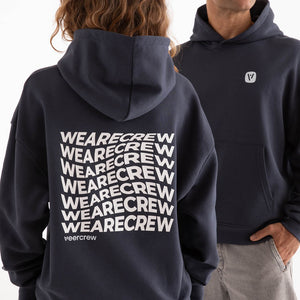 Rückenansicht von Mann und Frau in dunkelgrauer veercrew Hoodie "Current" mit großem "WEARECREW" Schriftzug