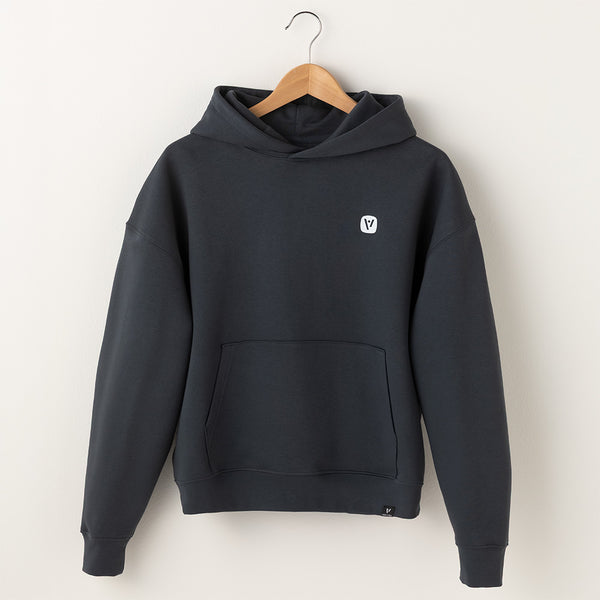 Dunkelgraue veercrew Hoodie "Current" auf Kleiderbügel, Vorderansicht mit Kängurutasche
