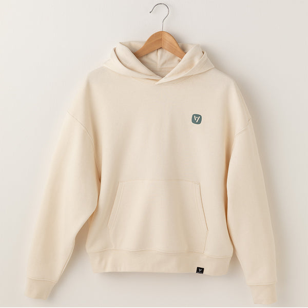 Naturweiße veercrew Hoodie "Current" auf Kleiderbügel, Freisteller mit Kapuze und Kängurutasche