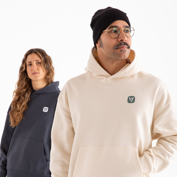 Frau und Mann in veercrew Hoodie, die Frau in Dunkelblau, der Mann in Naturweiß mit schwarzer veercrew Beanie