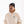 Mann mit schwarzer veercrew Beanie und Brille, in naturweißem Hoodie