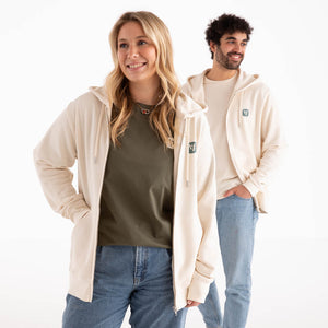 Frau und Mann in naturweißer veercrew Zip-Hoodie "Haven", die Frau über khakifarbenem T-Shirt, der Mann über naturweißem T-Shirt