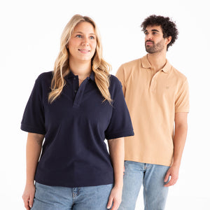 Frau und Mann in veercrew Polo-Shirt "Legacy", die Frau in Dunkelblau, der Mann in Beige