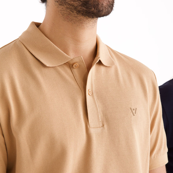 Detailansicht des beigen veercrew Polo-Shirts "Legacy" mit Logo-Stickerei 