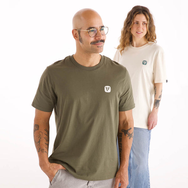 Mann und Frau in veercrew T-Shirt "Prime", der Mann in Khaki, die Frau in Naturweiß, jeweils mit kleinem Logo-Print
