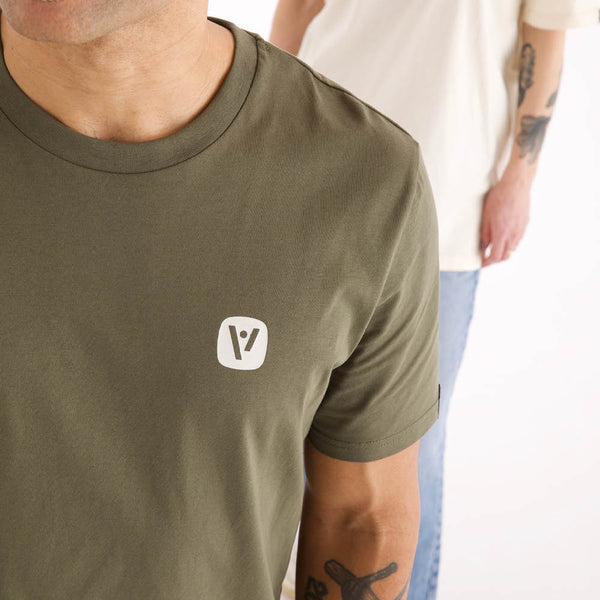 Detailansicht des khakifarbenen veercrew T-Shirts "Prime" mit kleinem Logo-Print, getragen von einem Mann