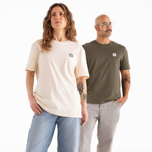 Frau und Mann in veercrew T-Shirt "Prime", die Frau in Naturweiß, der Mann in Khaki, jeweils mit kleinem Logo-Print
