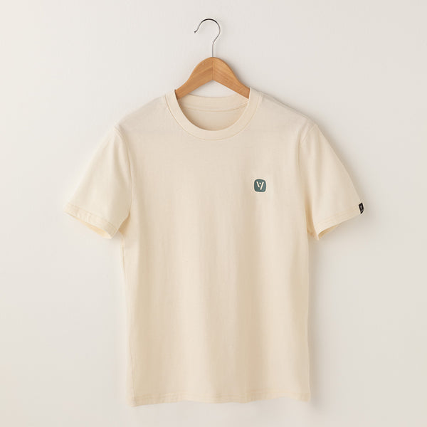 Naturweißes veercrew T-Shirt "Prime" auf Kleiderbügel, Freisteller