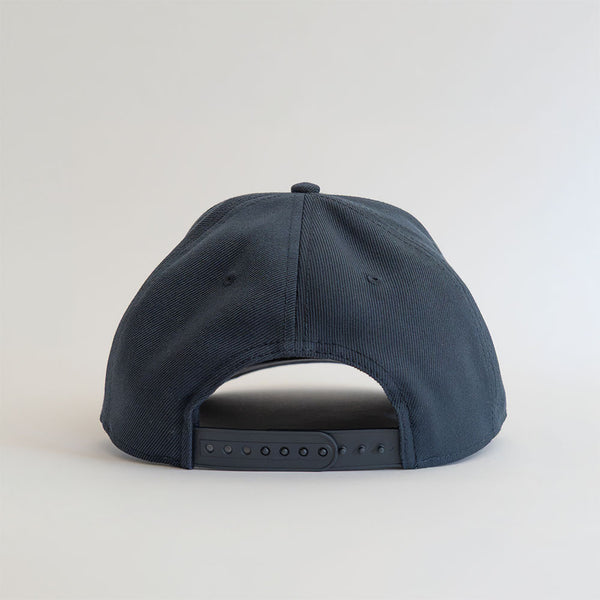 Rückansicht der dunkelblauen veercrew Snapback Cap "Shield" mit verstellbarem Verschluss