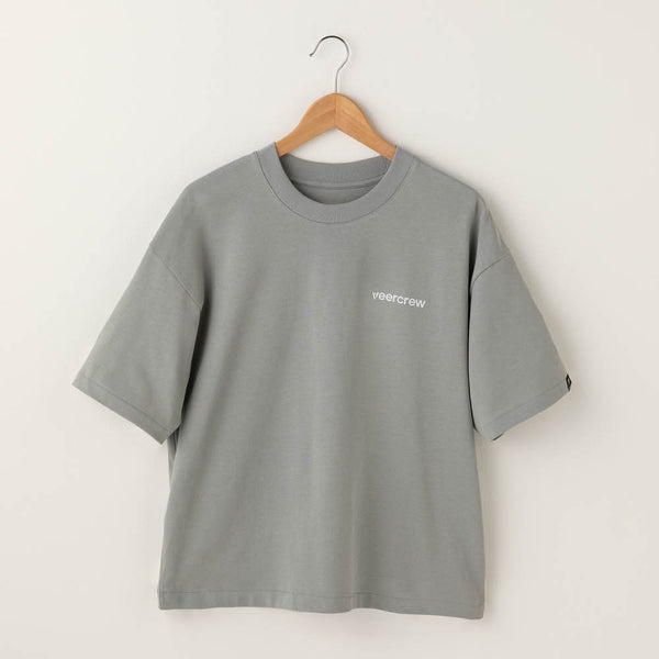Graues veercrew T-Shirt "Statement" auf Kleiderbügel, Vorderansicht mit kleinem Logo-Print