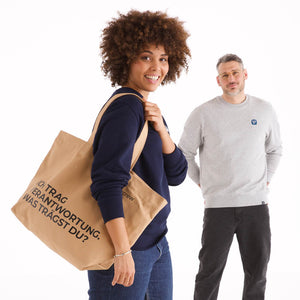 Beige veercrew Tragetasche "Vessel" mit Aufschrift "Ich trag Verantwortung. Was trägst du?", getragen von einer Frau im dunkelblauen Sweatshirt