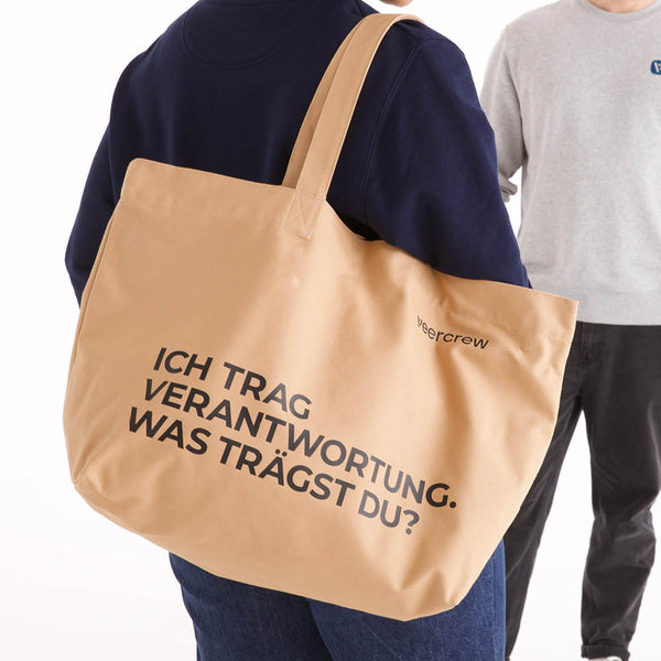 Beige veercrew Tragetasche "Vessel" mit Schriftzug "Ich trag Verantwortung. Was trägst du?" in Nahaufnahme
