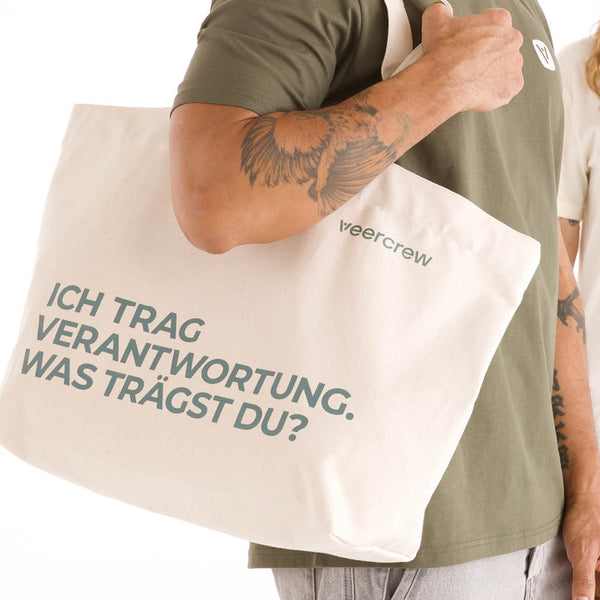 Naturfarbene veercrew Tragetasche "Vessel" mit Schriftzug "Ich trag Verantwortung. Was trägst du?" in Nahaufnahme